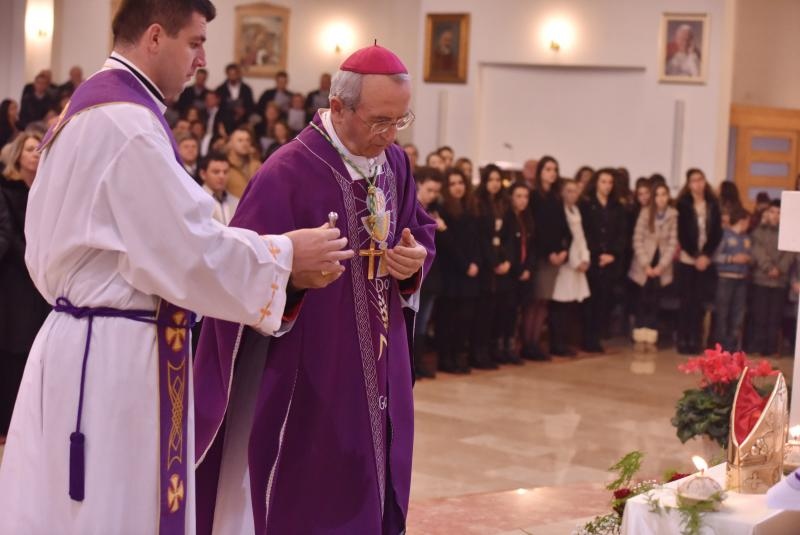 Kistanje: Zadarski nadbiskup Želimir Puljić blagoslovio relikvije sv. Nikole. Foto: Hrvoje Jelavić/PIXSELL Kistanje: Zadarski nadbiskup Želimir Puljić blagoslovio relikvije sv. Nikole. Foto: Hrvoje Jelavić/PIXSELL