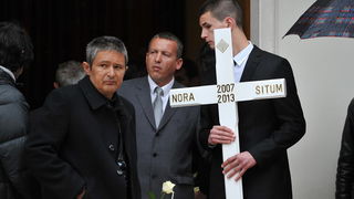 Zadar, 300313.
Sprovod djevojcice Nore Situm koja je prosli tjedan preminula u bolnici u Philadelphiji nakon duge i teske bolesti, odrzao se danas na gradskom groblju u Zadru. Na sprovodu je bilo nekoliko stotina ljudi, obitelji i prijatelja.
Foto: Luka G Zadar, 300313.
Sprovod djevojcice Nore Situm koja je prosli tjedan preminula u bolnici u Philadelphiji nakon duge i teske bolesti, odrzao se danas na gradskom groblju u Zadru. Na sprovodu je bilo nekoliko stotina ljudi, obitelji i prijatelja.
Foto: Luka G