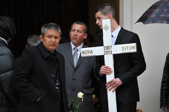 Zadar, 300313.
Sprovod djevojcice Nore Situm koja je prosli tjedan preminula u bolnici u Philadelphiji nakon duge i teske bolesti, odrzao se danas na gradskom groblju u Zadru. Na sprovodu je bilo nekoliko stotina ljudi, obitelji i prijatelja.
Foto: Luka G Zadar, 300313.
Sprovod djevojcice Nore Situm koja je prosli tjedan preminula u bolnici u Philadelphiji nakon duge i teske bolesti, odrzao se danas na gradskom groblju u Zadru. Na sprovodu je bilo nekoliko stotina ljudi, obitelji i prijatelja.
Foto: Luka G