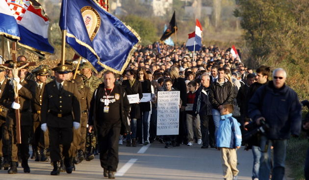 Skabrnja, 181111.
20. obljetnica stradanja Skabrnje. U Skabrnji je uz govore na trgu ispred crkve odrzano i polaganje vijenaca na groblju. 
Foto: Jure Miskovic / CROPIX