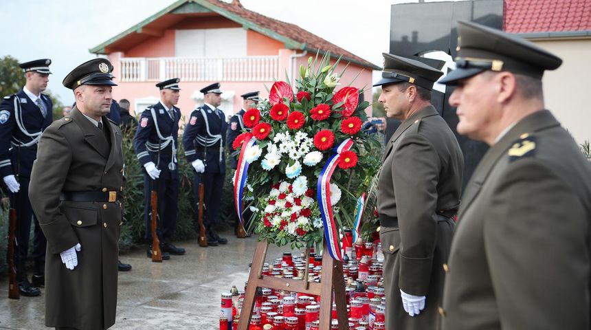 Škabrnja: Kolona sjećanja na 33. obljetnicu stradanja u Domovinskom ratu Škabrnja: Kolona sjećanja na 33. obljetnicu stradanja u Domovinskom ratu