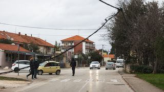 Olujno jugo oborilo stablo i električni stup