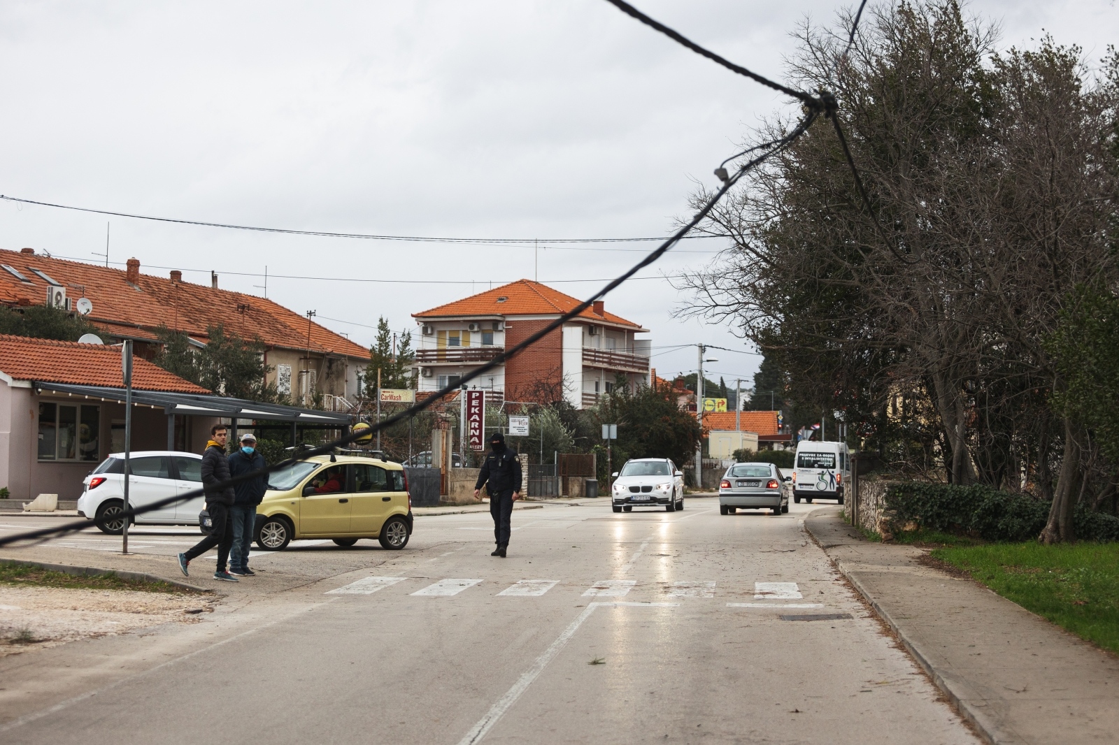 Olujno jugo oborilo stablo i električni stup