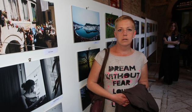 Ana Pavić, Humanitarna izlozba za pomoc tesko bolesnoj mladoj zadranki Ani Pavic i njenoj kceri Aurori. Zadarski fotografi amateri i profesionalci njih 37 odazvali su se ovoj akciji doniravsi fotografije, Foto: Željko Mršić/PIXSELL