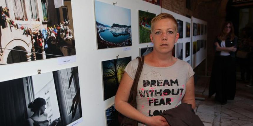 Ana Pavić, Humanitarna izlozba za pomoc tesko bolesnoj mladoj zadranki Ani Pavic i njenoj kceri Aurori. Zadarski fotografi amateri i profesionalci njih 37 odazvali su se ovoj akciji doniravsi fotografije, Foto: Željko Mršić/PIXSELL