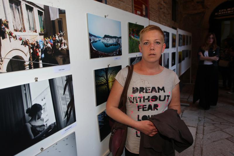 Ana Pavić, Humanitarna izlozba za pomoc tesko bolesnoj mladoj zadranki Ani Pavic i njenoj kceri Aurori. Zadarski fotografi amateri i profesionalci njih 37 odazvali su se ovoj akciji doniravsi fotografije, Foto: Željko Mršić/PIXSELL