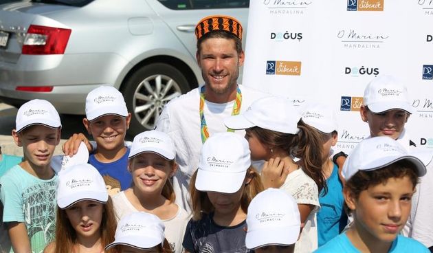 Zlatni olimpijci Fantela i Marenić družili se sa šibenskom djecom povodom dana jedrenja. Photo: Duško Jaramaz/PIXSELL
