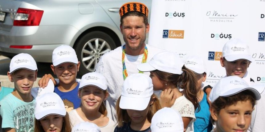 Zlatni olimpijci Fantela i Marenić družili se sa šibenskom djecom povodom dana jedrenja. Photo: Duško Jaramaz/PIXSELL