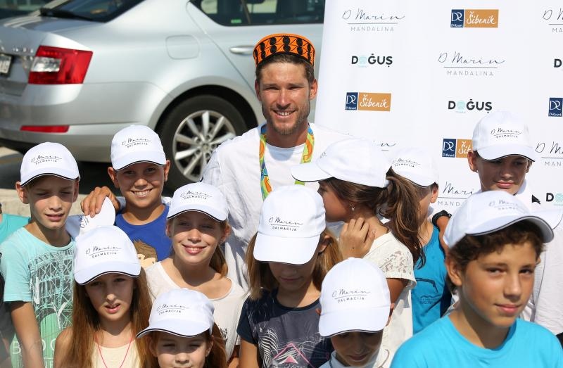 Zlatni olimpijci Fantela i Marenić družili se sa šibenskom djecom povodom dana jedrenja. Photo: Duško Jaramaz/PIXSELL Zlatni olimpijci Fantela i Marenić družili se sa šibenskom djecom povodom dana jedrenja. Photo: Duško Jaramaz/PIXSELL