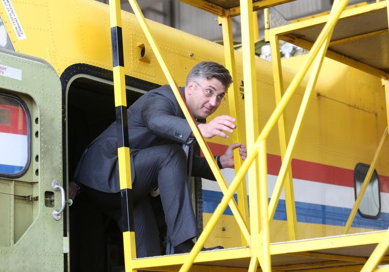 Plenković i Krstičević posjetili zračnu bazu Zemunik i protupožarnu eskadrilu Plenković i Krstičević posjetili zračnu bazu Zemunik i protupožarnu eskadrilu