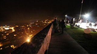 Sibenik – U noci muzeja u Sibeniku svecano je otvorena uredjena tvrdjava Barone. Cestitku za otvaranje uputio je i Jaksa Puljiz, zamjenik ministra regionalnog razvoja i fondova Europske unije. Svjetlosna igra laserskih zraka simbolicno je povezala tvrdjav Sibenik – U noci muzeja u Sibeniku svecano je otvorena uredjena tvrdjava Barone. Cestitku za otvaranje uputio je i Jaksa Puljiz, zamjenik ministra regionalnog razvoja i fondova Europske unije. Svjetlosna igra laserskih zraka simbolicno je povezala tvrdjav