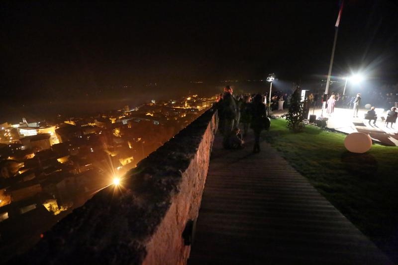 Sibenik – U noci muzeja u Sibeniku svecano je otvorena uredjena tvrdjava Barone. Cestitku za otvaranje uputio je i Jaksa Puljiz, zamjenik ministra regionalnog razvoja i fondova Europske unije. Svjetlosna igra laserskih zraka simbolicno je povezala tvrdjav Sibenik – U noci muzeja u Sibeniku svecano je otvorena uredjena tvrdjava Barone. Cestitku za otvaranje uputio je i Jaksa Puljiz, zamjenik ministra regionalnog razvoja i fondova Europske unije. Svjetlosna igra laserskih zraka simbolicno je povezala tvrdjav