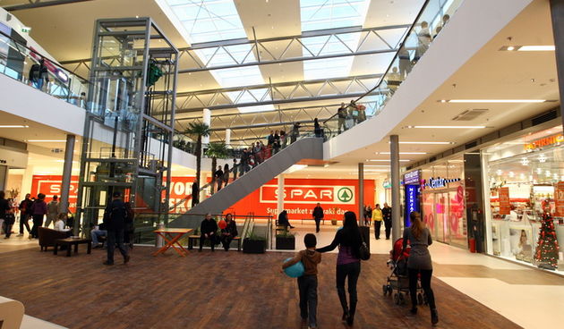 Zadar, 111110.
U zadru je  otvoren shoping centar Supernova, cije je otvaranje bilo najavljeno je za 09, pa za 14 sati, a otvoren  je malo prije 16 sati zbog tehnickog pregleda zgrade.
Na fotografiji: prvi kupci u supernovi cekaju ispred vrata.
Foto: Vlad