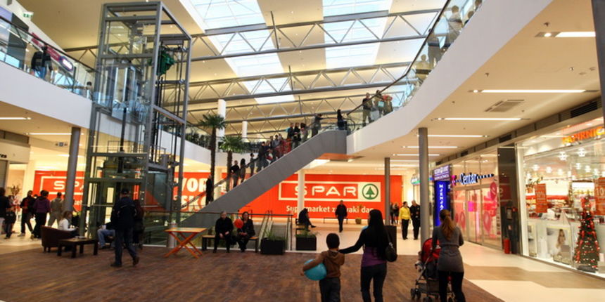 Zadar, 111110.
U zadru je  otvoren shoping centar Supernova, cije je otvaranje bilo najavljeno je za 09, pa za 14 sati, a otvoren  je malo prije 16 sati zbog tehnickog pregleda zgrade.
Na fotografiji: prvi kupci u supernovi cekaju ispred vrata.
Foto: Vlad