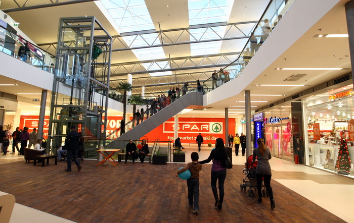 Zadar, 111110.
U zadru je  otvoren shoping centar Supernova, cije je otvaranje bilo najavljeno je za 09, pa za 14 sati, a otvoren  je malo prije 16 sati zbog tehnickog pregleda zgrade.
Na fotografiji: prvi kupci u supernovi cekaju ispred vrata.
Foto: Vlad