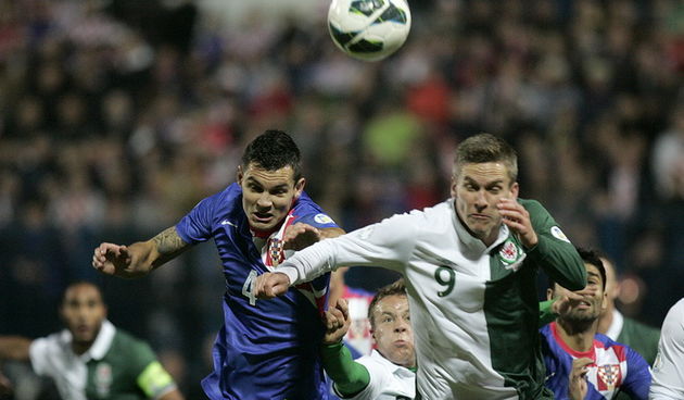 Osijek, 161012.Stadion Gradski vrt.Utakmica 4.kola A skupine,kvalifikacijska utakmica za odlazak na Svjetsko prvenstvo u Brazilu. Utakmica Hrvatska – Wales.Na fotografiji: Dean Lovren i Steven Morison.Foto: Vlado Kos / CROPIX