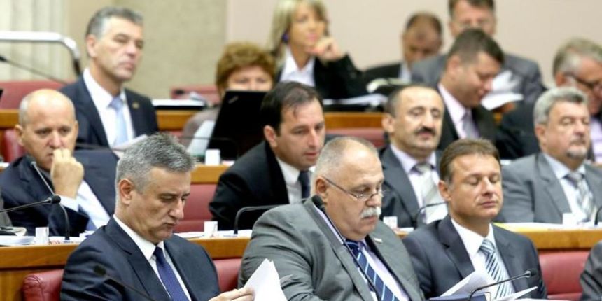 Zagreb – Na zahtjev Vlade Republike Hrvatske Sabor je danas poceo 19. izvanrednu sjednicu za koju se smatra da je uvod u raspustanje Sabora RH. Karamarko, Šuker. Photo: Patrik Macek/PIXSELL