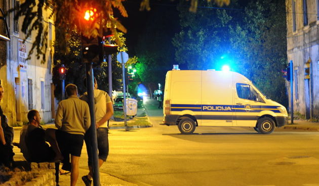 Zadar, 180810.
U Benkovcu u kaficu Amadeus doslo je do pucnjave u kojoj je dvije osobe ubijeno i jedna ranjena.
Foto: Andrija Lucic / CROPIX