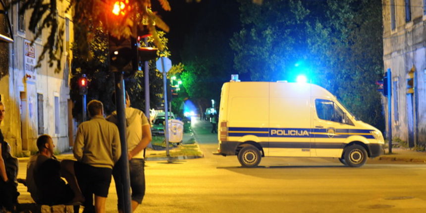 Zadar, 180810.
U Benkovcu u kaficu Amadeus doslo je do pucnjave u kojoj je dvije osobe ubijeno i jedna ranjena.
Foto: Andrija Lucic / CROPIX