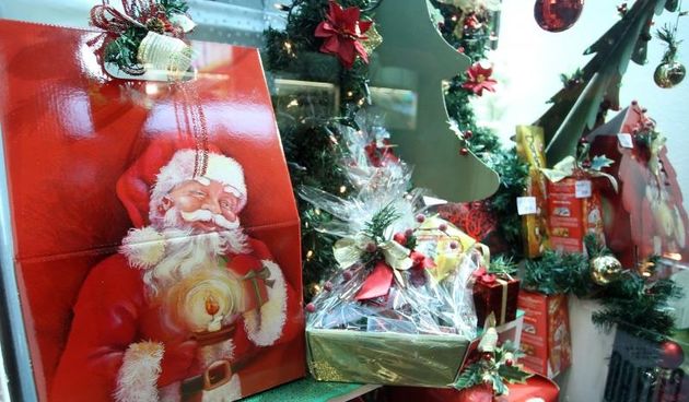 Zagreb – Vecina izloga trgovina u centru grada vec je ukrasena povodom nadolazecih blagdana. Photo: Borna Filic/PIXSELL Autor  Borna Filic/PIXSELL Ključne riječi  izlog, ukras, dekoracija, izlozi, bozic, trgovina