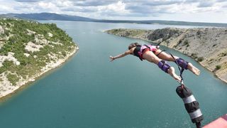Otvorena sezona bungee jumpinga sa starog Masleničkog mosta. Photo: Hrvoje Jelavić/PIXSELL Otvorena sezona bungee jumpinga sa starog Masleničkog mosta. Photo: Hrvoje Jelavić/PIXSELL
