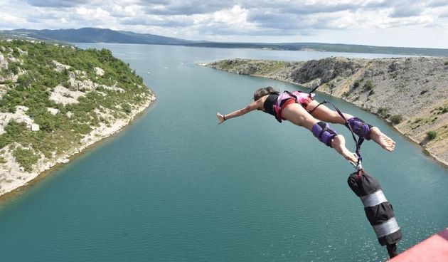 Otvorena sezona bungee jumpinga sa starog Masleničkog mosta. Photo: Hrvoje Jelavić/PIXSELL