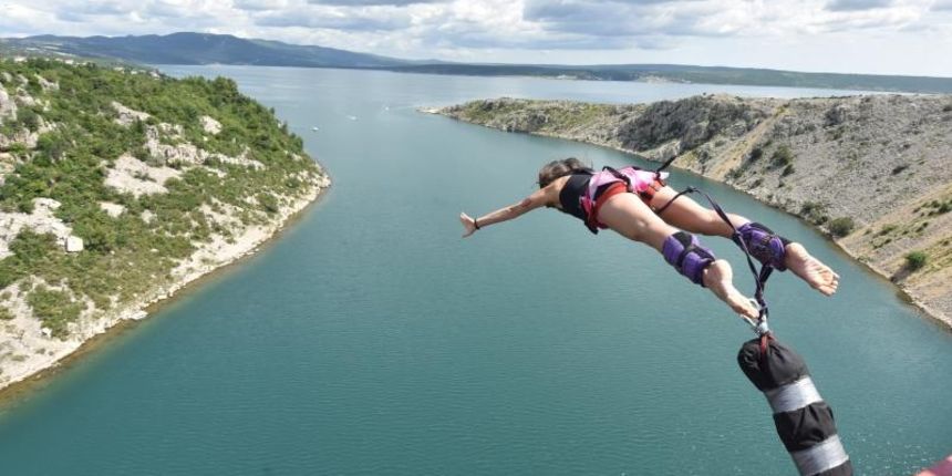 Otvorena sezona bungee jumpinga sa starog Masleničkog mosta. Photo: Hrvoje Jelavić/PIXSELL