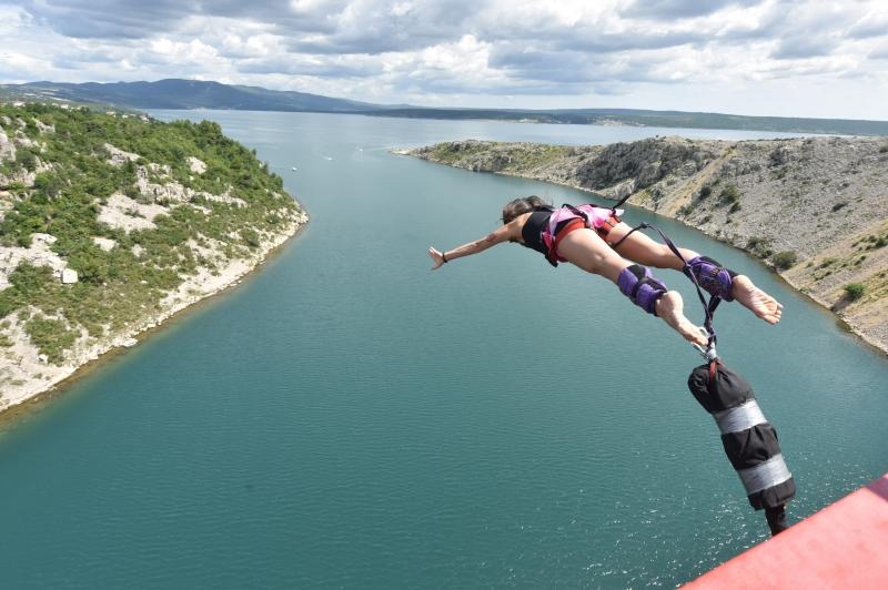 Otvorena sezona bungee jumpinga sa starog Masleničkog mosta. Photo: Hrvoje Jelavić/PIXSELL Otvorena sezona bungee jumpinga sa starog Masleničkog mosta. Photo: Hrvoje Jelavić/PIXSELL