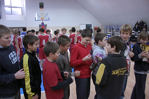 Podjela medalja na Božićnom košarkaškom turniru