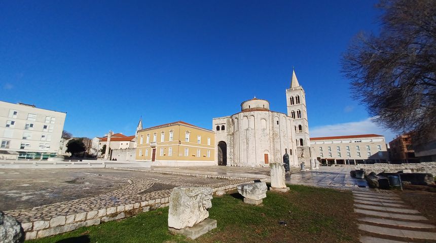 Sunčan zimski dan, Sveučilište u Zadru, Arheološki muzej, Forum, Donat, riva, more, Branimirova obala… Sunčan zimski dan, Sveučilište u Zadru, Arheološki muzej, Forum, Donat, riva, more, Branimirova obala…