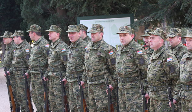 Polaganje vijenaca za poginule branitelje u VRA Maslenica, Foto: Saša Čuka
