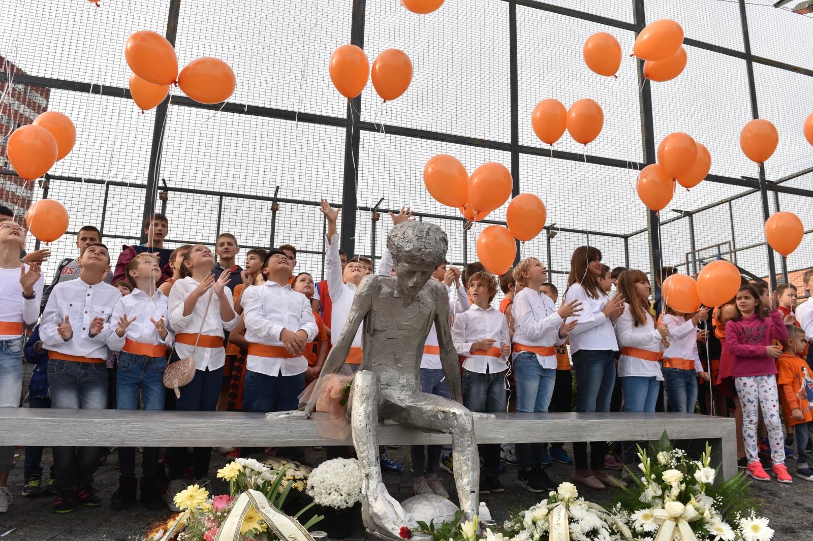 Šibenik: Puštanjem 53 balona obilježen rođendan Dražena Petrovića Šibenik: Puštanjem 53 balona obilježen rođendan Dražena Petrovića