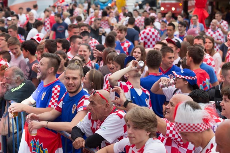 Hrvatski navijači okupirali Lens uoči utakmice s Portugalom, Photo: PIXSELL Hrvatski navijači okupirali Lens uoči utakmice s Portugalom, Photo: PIXSELL