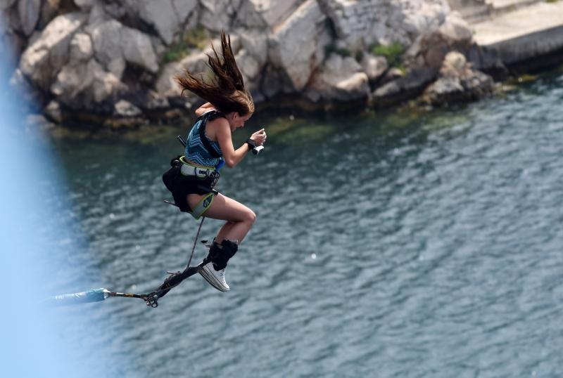 Bungee jumping, atrakcija sa Šibenskoga mosta privlači mnoge domaće i strane turiste