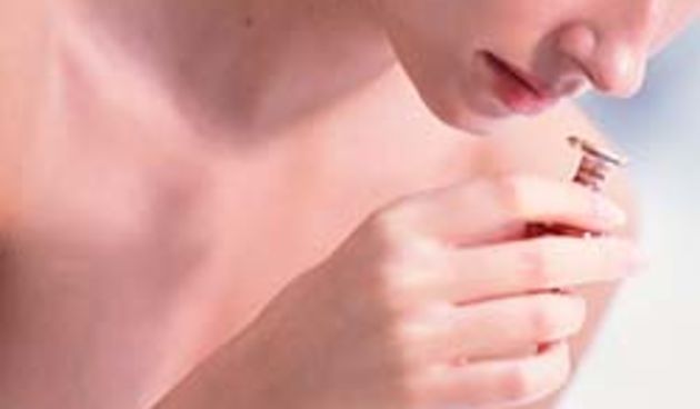 parfem mirisanje (foto: jupiterimages.com)