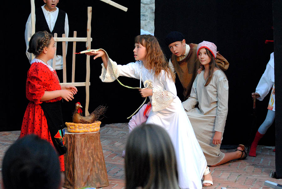 Polaznici dramsko lutkarske radionice Donatolina iz Kazališta lutaka Zadar gostovali su na ovogodišnjem Međunarodnom dječjem festivalu u Šibeniku sa predstavom “Šuma Striborova”, foto: Dino Bara Polaznici dramsko lutkarske radionice Donatolina iz Kazališta lutaka Zadar gostovali su na ovogodišnjem Međunarodnom dječjem festivalu u Šibeniku sa predstavom “Šuma Striborova”, foto: Dino Bara