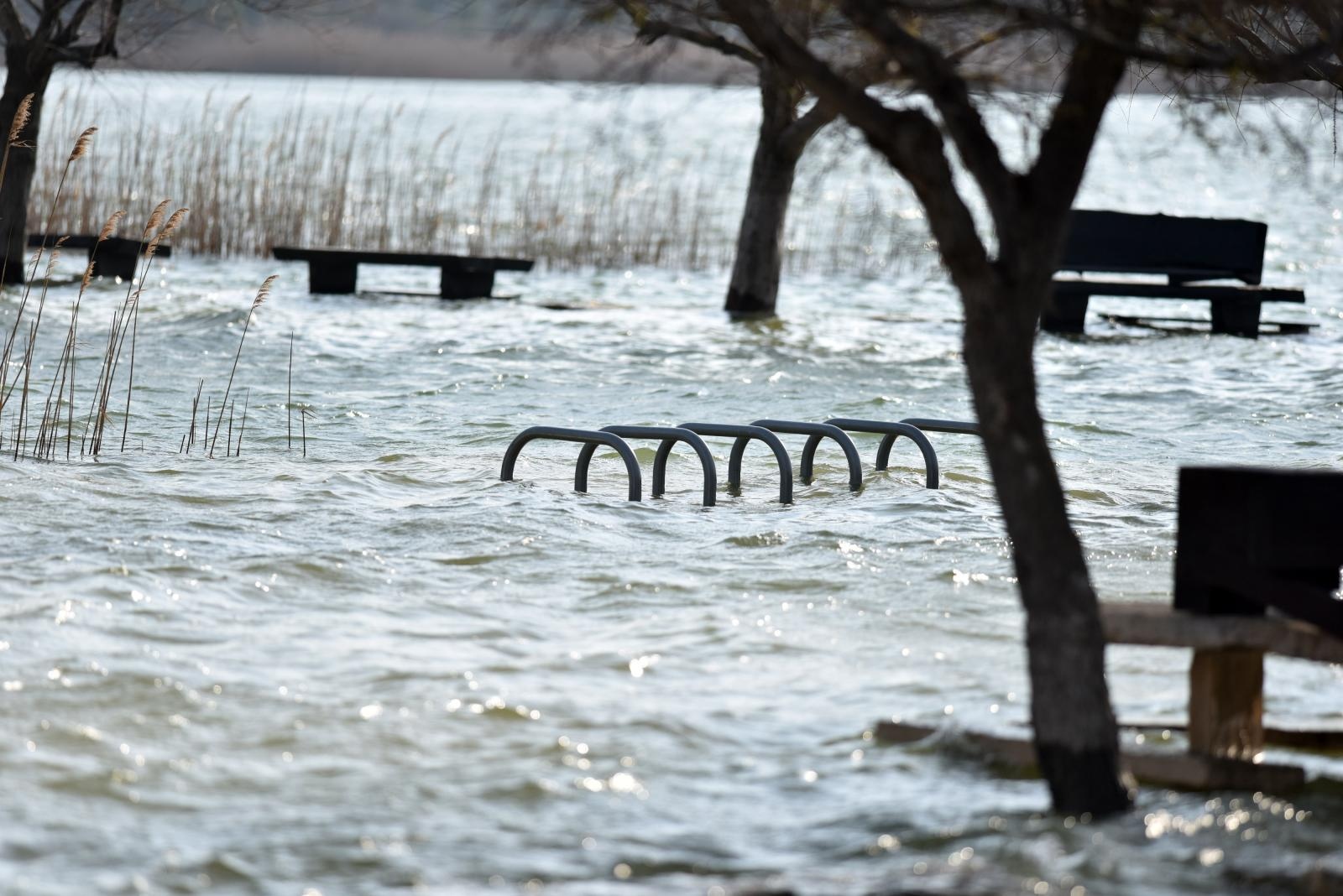 Nezapamćeno visoka razina vodostaja Vranskog jezera Nezapamćeno visoka razina vodostaja Vranskog jezera