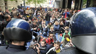 Zagreb, 170510.
Jutros su radnici HOTO grupe ogradili dio Varsavske ulice. Pocetak radova na prilazu buducoj garazi pratili su prosvjedi Zelene akcije a novi su najavljeni za utorak u 18 sati. Ogradjeno gradiliste budno su cuvali zastitari.
Foto: Bruno Ko Zagreb, 170510.
Jutros su radnici HOTO grupe ogradili dio Varsavske ulice. Pocetak radova na prilazu buducoj garazi pratili su prosvjedi Zelene akcije a novi su najavljeni za utorak u 18 sati. Ogradjeno gradiliste budno su cuvali zastitari.
Foto: Bruno Ko