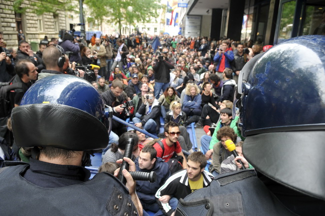 Zagreb, 170510.
Jutros su radnici HOTO grupe ogradili dio Varsavske ulice. Pocetak radova na prilazu buducoj garazi pratili su prosvjedi Zelene akcije a novi su najavljeni za utorak u 18 sati. Ogradjeno gradiliste budno su cuvali zastitari.
Foto: Bruno Ko Zagreb, 170510.
Jutros su radnici HOTO grupe ogradili dio Varsavske ulice. Pocetak radova na prilazu buducoj garazi pratili su prosvjedi Zelene akcije a novi su najavljeni za utorak u 18 sati. Ogradjeno gradiliste budno su cuvali zastitari.
Foto: Bruno Ko