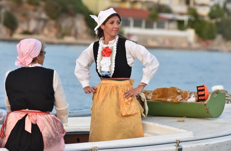 Krapanj: Održana tradicionalna ženska regata gajeta na vesla. Photo: Hrvoje Jelavić/PIXSELL Krapanj: Održana tradicionalna ženska regata gajeta na vesla. Photo: Hrvoje Jelavić/PIXSELL