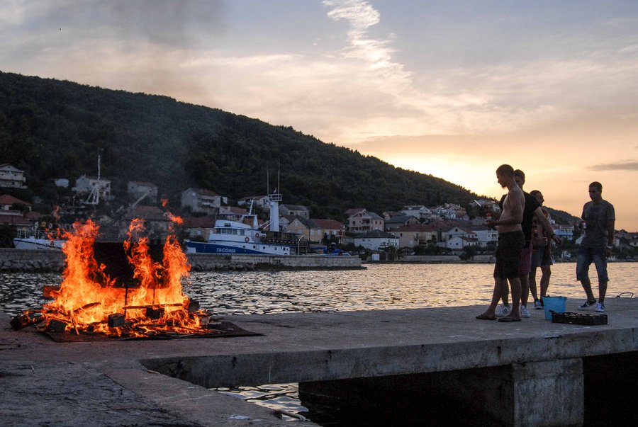Tunuara 2016 – defile ribarica, spremanje brudeta, demonstracija ribarske vještine i koncert Zorica Kondža. Foto: TZ općine Kali/Adam Vidas Tunuara 2016 – defile ribarica, spremanje brudeta, demonstracija ribarske vještine i koncert Zorica Kondža. Foto: TZ općine Kali/Adam Vidas