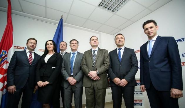 Zagreb – Predstavljanje ministara iz MOSTA-a nezavisnih lista. Tomislav Panenic, Dubravka Jurlina, Alibegic, Ante Sprlje, Davor Romic, Slaven Dobrovic, Vlaho Orepic, Bozo Petrov. Photo: Petar Glebov/PIXSELL