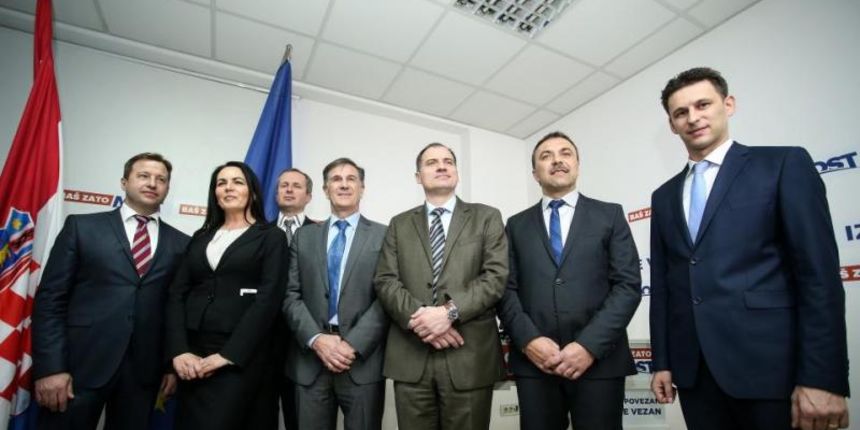 Zagreb – Predstavljanje ministara iz MOSTA-a nezavisnih lista. Tomislav Panenic, Dubravka Jurlina, Alibegic, Ante Sprlje, Davor Romic, Slaven Dobrovic, Vlaho Orepic, Bozo Petrov. Photo: Petar Glebov/PIXSELL Zagreb – Predstavljanje ministara iz MOSTA-a nezavisnih lista. Tomislav Panenic, Dubravka Jurlina, Alibegic, Ante Sprlje, Davor Romic, Slaven Dobrovic, Vlaho Orepic, Bozo Petrov. Photo: Petar Glebov/PIXSELL