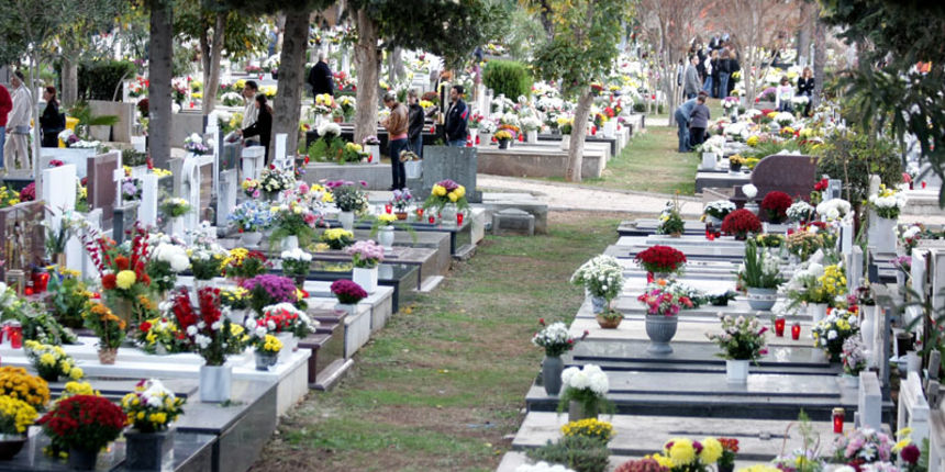 Svi sveti – Gradsko groblje (foto: Marin Gospić) Svi sveti – Gradsko groblje (foto: Marin Gospić)