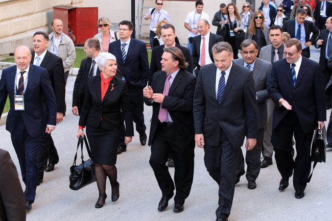 Rovinj, 220410.
Danas je u Rovinju otvorena Windays business konferencija, u organizaciji Microsoft Hrvatska i Jutarnjeg lista. Na otvorenje je dosla premijerka Jadranka Kosor.
Na fotografiji: Jadranka Kosor, Ivan Jakovcic, Djuro Popijac, Ninoslav Pavic.