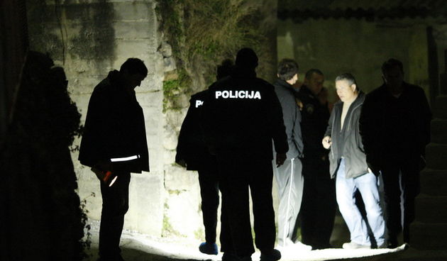 Split, 260111. Nepoznati muskarac ubijen je veceras u Ulici Mastrala Solin. Na slici: policija vrsi ocevid na mjestu ubojstva. Foto: Vojko Basic / CROPIX