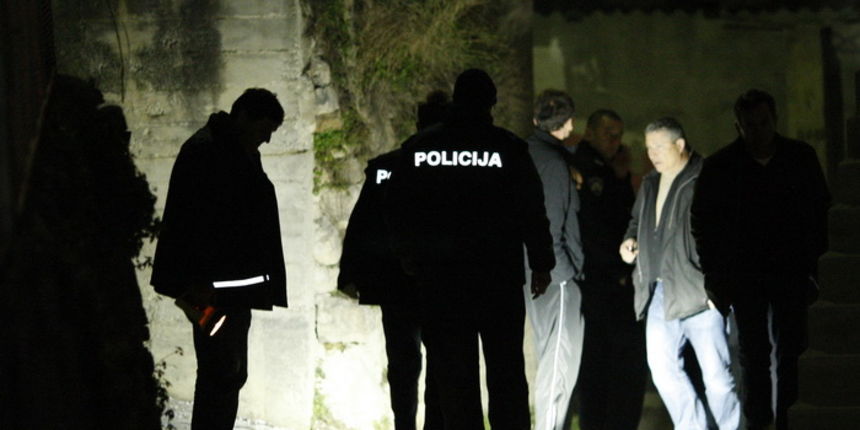 Split, 260111. Nepoznati muskarac ubijen je veceras u Ulici Mastrala Solin. Na slici: policija vrsi ocevid na mjestu ubojstva. Foto: Vojko Basic / CROPIX