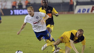 Split, 050810.
Na punom stadionu u Poljudu odigrala se uzvratna utakmica treceg pretkola Europske lige izmedju Hajdula i Dinama iz Bukuresta.U prvoj utakmici Dinamo je u Bukurestu pobijedio rezultatom 3 : 1.
Prekrsaj nad Ibricicem u sesnaestercu.
Foto: N Split, 050810.
Na punom stadionu u Poljudu odigrala se uzvratna utakmica treceg pretkola Europske lige izmedju Hajdula i Dinama iz Bukuresta.U prvoj utakmici Dinamo je u Bukurestu pobijedio rezultatom 3 : 1.
Prekrsaj nad Ibricicem u sesnaestercu.
Foto: N