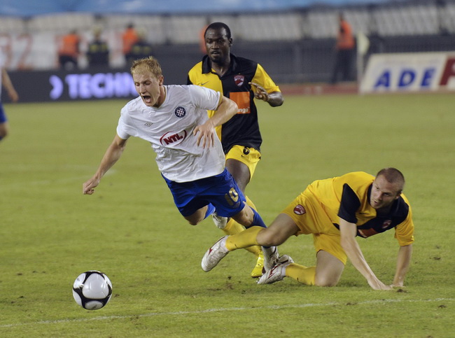 Split, 050810.
Na punom stadionu u Poljudu odigrala se uzvratna utakmica treceg pretkola Europske lige izmedju Hajdula i Dinama iz Bukuresta.U prvoj utakmici Dinamo je u Bukurestu pobijedio rezultatom 3 : 1.
Prekrsaj nad Ibricicem u sesnaestercu.
Foto: N Split, 050810.
Na punom stadionu u Poljudu odigrala se uzvratna utakmica treceg pretkola Europske lige izmedju Hajdula i Dinama iz Bukuresta.U prvoj utakmici Dinamo je u Bukurestu pobijedio rezultatom 3 : 1.
Prekrsaj nad Ibricicem u sesnaestercu.
Foto: N
