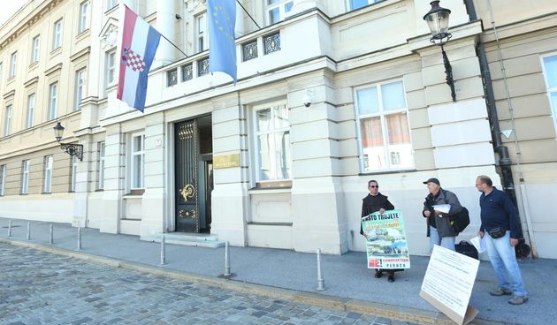 Ispred zgrade Hrvatskog sabora odrzan je mirni prosvjed protiv termoelektrane Peruca kojom se narusava ekologija te protiv nacionalnog projekta CGO Lecevica kojim ce se navodno onecistiti slivovi rijeka Jadro i Krka.